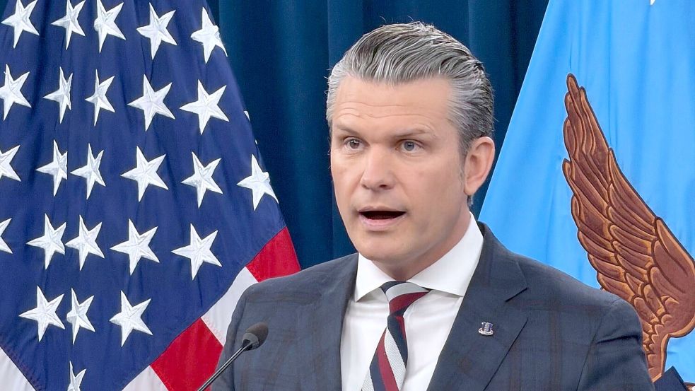 Hegseth kündigt heftige Angriffe an. Foto: Konstantin Toropin/AP/dpa