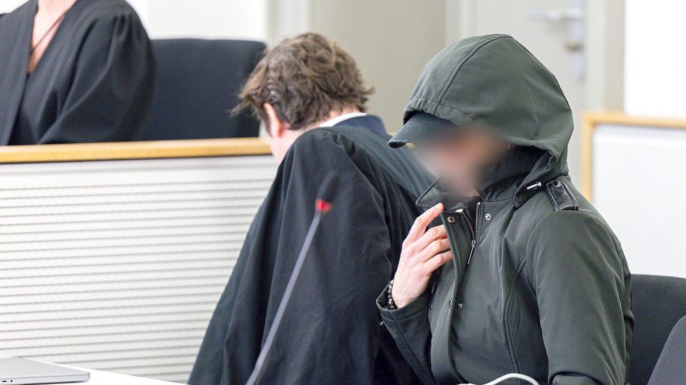 Eine Lehrerin aus Niedersachsen steht wegen des Vorwurfs des sexuellen Missbrauchs von Kindern vor Gericht. Foto: Michael Matthey/dpa