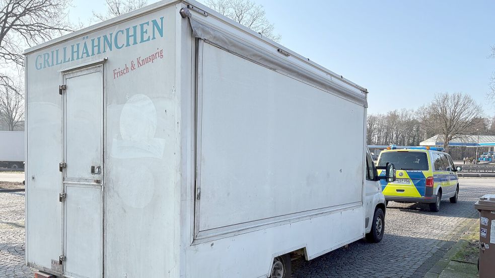 „Frisch und knusprig“? Mindestens eines der Adjektive trifft auf den Grillhähnchenwagen eines Bremers nicht zu. Foto: Polizeidirektion Oldenburg