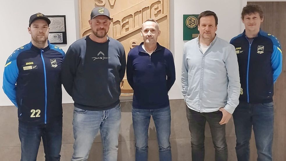 Auf dem Bild sind von links nach rechts: Dirk Griep (Vorstand), Daniel Folkens (Fußballobmann), Mirko Büter, Jörg Stratmann (Vorsitzender), Christian Büter (Vorstand). Foto: Verein