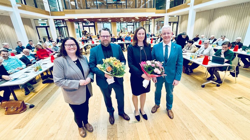 Nach der Abstimmung begrüßten die Kreistagsvorsitzende Anja Troff-Schaffarzyk (links) und Landrat Matthias Groote (rechts) den neuen Baudezernenten Jörn Reich und die neue Erste Kreisrätin Dr. Anna Meincke. Foto: Karin Lüppen