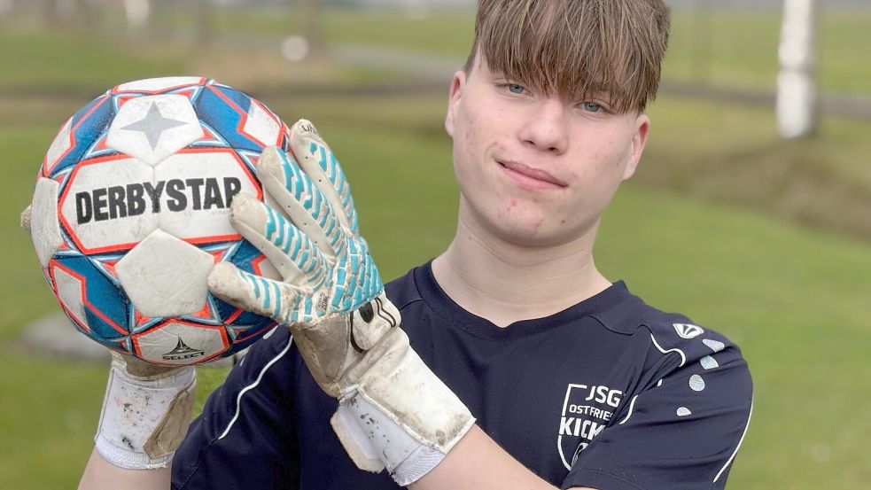 Dave Buhr aus Hasselterfeld (Samtgemeinde Hesel) spielt trotz seines Handicaps seit Jahren leidenschaftlich Fußball. Meistens steht er auf dem Feld, in Ausnahmefällen auch mal im Tor. Foto: Niklas Homes