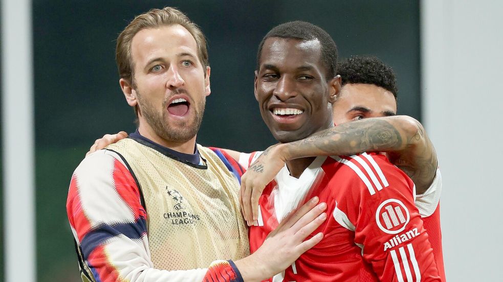 Ersatzspieler Harry Kane (l) bejubelt mit seinem Stellvertreter Nicolas Jackson dessen Tor zum 4:0. Foto: Jan Woitas