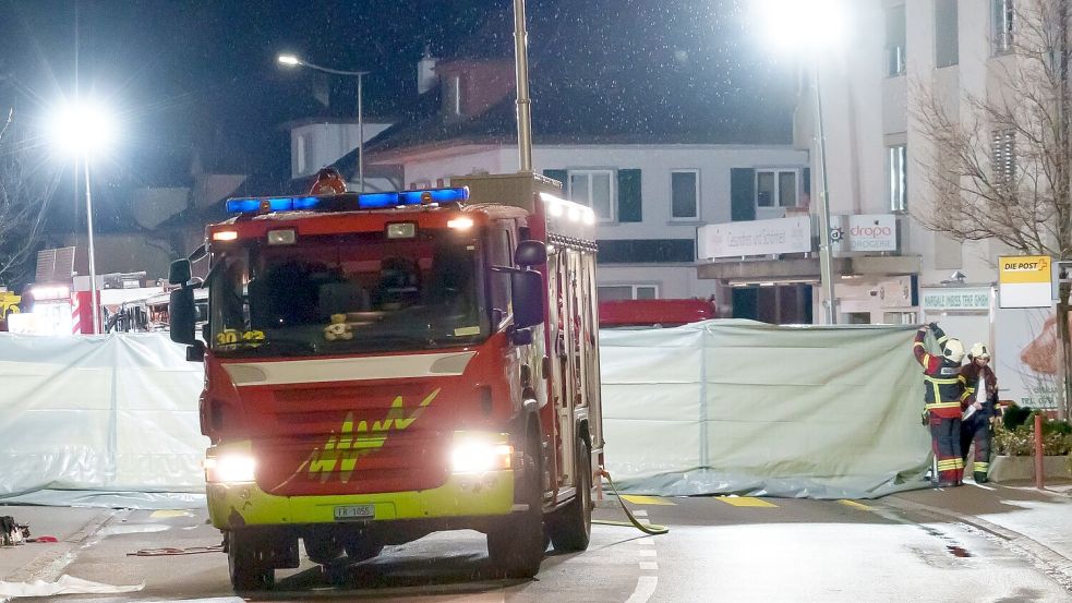 Die Polizei konnte zunächst keine Angaben zur Zahl der Passagiere im Bus machen oder ob der Busfahrer unter den Opfern war. Foto: Laurent Merlet