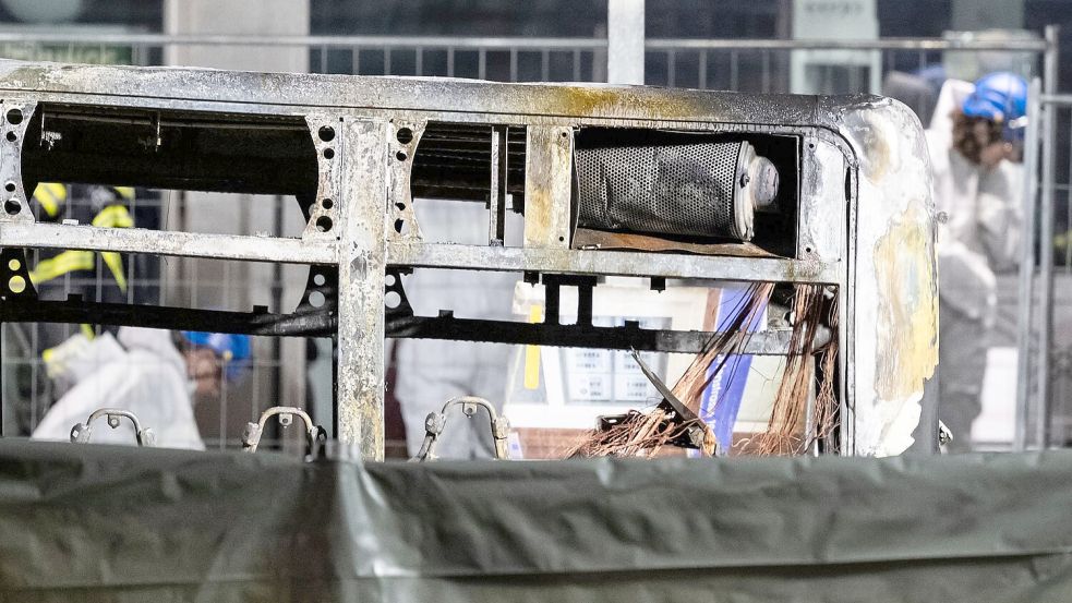 Der Bus brannte komplett aus. Foto: Alessandro Della Valle