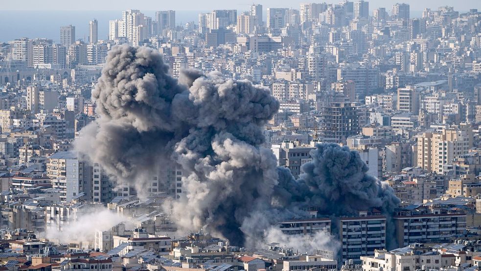 Israels Luftwaffe greift auch Stellungen der Hisbollah im Libanon an. Foto: Bilal Hussein/AP/dpa