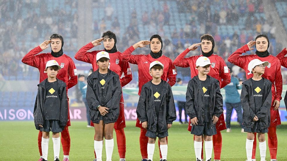 Beim dritten Gruppenspiel salutierten die iranischen Spielerinnen während der Hymne. Foto: Dave Hunt