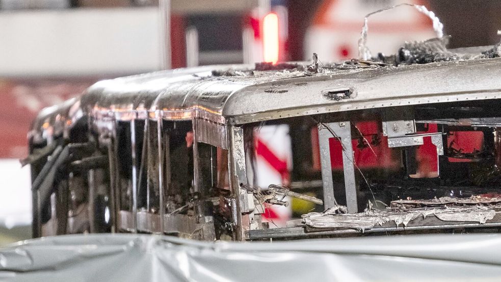 Der Bus brannte völlig aus. Foto: Alessandro Della Valle/KEYSTONE/