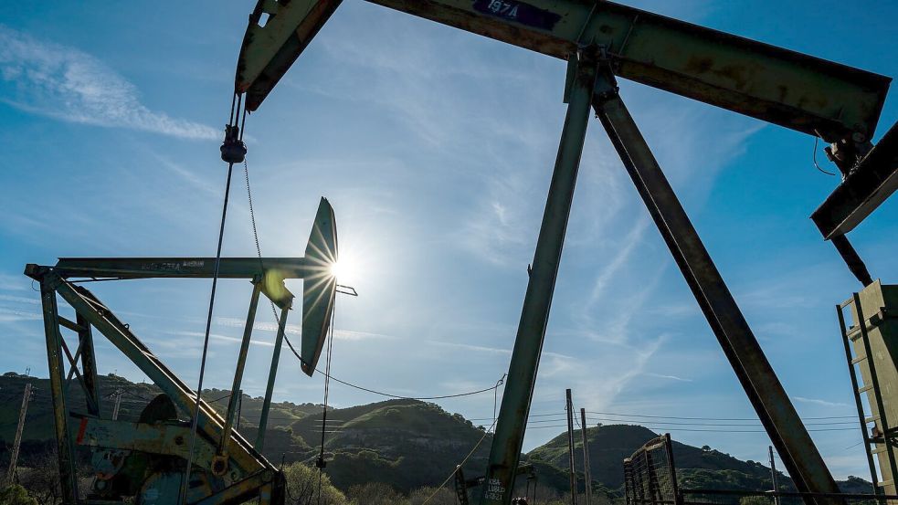 Mit dem Anstieg des Ölpreises drohen negative Folgen für die deutsche Wirtschaft (Archivbild) Foto: Nic Coury/AP/dpa