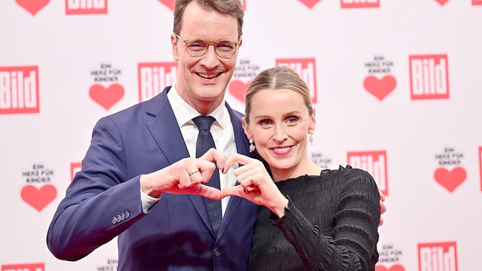 Hendrik Wüst (CDU) und seine damals noch schwangere Frau Katharina bei der Gala „Ein Herz für Kinder“ (Archivfoto) Foto: Sebastian Christoph Gollnow/dpa