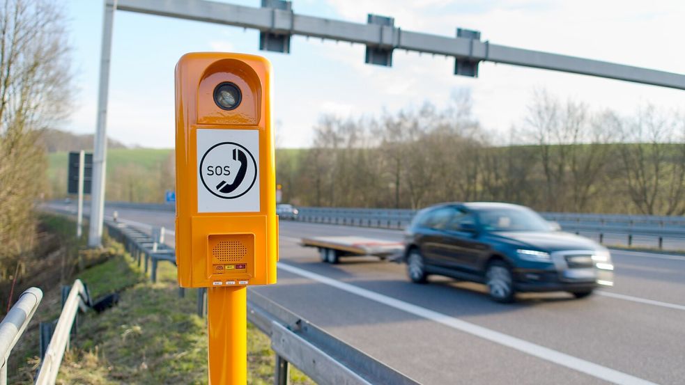 Die orangen Notrufsäulen entlang der Autobahnen waren seit Dienstagabend in ganz Deutschland gestört gewesen. (Archivbild) Foto: Oliver Dietze