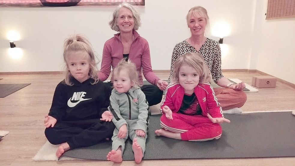 Die Geschwister Milo (6, vorne, von links), Lilly (1) und Mats (5) aus Barßel mit Yogalehrerin Gudrun Dettmer (hinten, links) und Yogazentrum-Inhaberin Silke Pasinski. Fotos: Clarissa Scherzer