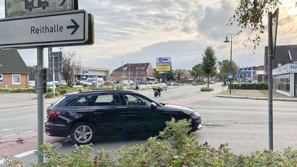 Die Kreuzung mitten in Remels wird von Tausenden Fahrzeugen täglich überquert. Dabei kommt es häufig zu brenzligen Situationen. Foto: Lena Mimkes/Archiv