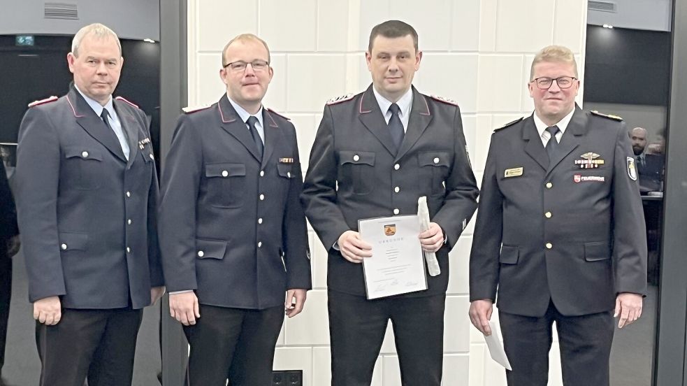 Ortsbrandmeister Lars Ammermann (von links), Gemeindebrandmeister Markus Ahrenholz, der geehrte Alexander Wittmann und der stellvertretende Brandabschnittsleiter Süd, Holger Bleicher.