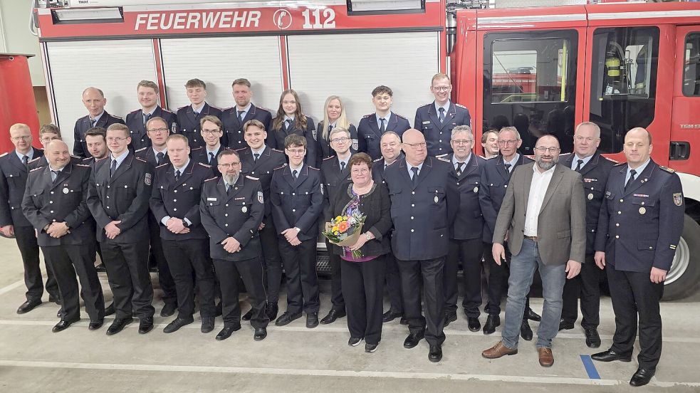 Bürgermeister, Vertreter der Stadt Friesoythe, Stadtbrandmeister, der stellvertretende Kreisbrandmeister sowie die Geehrten samt Ehefrau und die beförderten Feuerwehrkameraden stellten sich nach der Mitgliederversammlung der Freiwilligen Feuerwehr Friesoythe zum Gruppenfoto. Foto: Feuerwehr Friesoythe