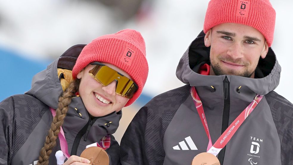 Leonie Walter und Guide Christian Krasman jubeln über Bronze. Foto: Martin Schutt