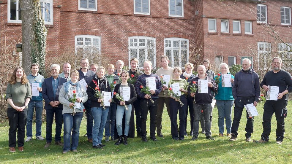 19 neue Obstbaum-Fachwarte erhielten im Bildungszentrum Potshausen ihr Zertifikat. Foto: privat