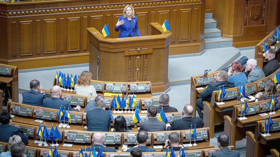 Für die Rede von Bundestagspräsidentin Julia Klöckner (CDU) gibt es Applaus von den Abgeordneten der Werchowna Rada. Foto: Sina Schuldt