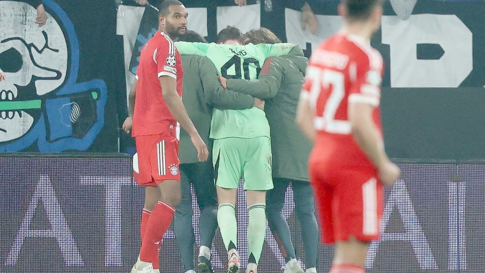 Bayern-Torwart Urbig (M) musste nach dem Spiel zur Untersuchung ins Krankenhaus. Foto: Jan Woitas