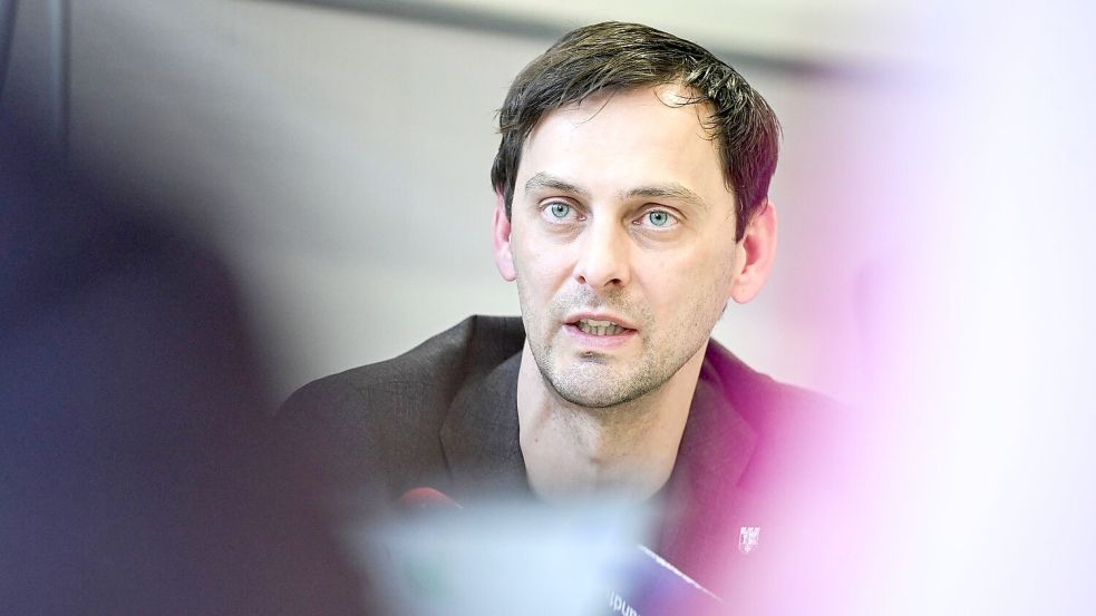 Für Neuköllns Bezirksbürgermeister Martin Hikel braucht es eine interne Überprüfung der Strukturen und Abläufe im Jugendamt. (Archivbild) Foto: Jens Kalaene