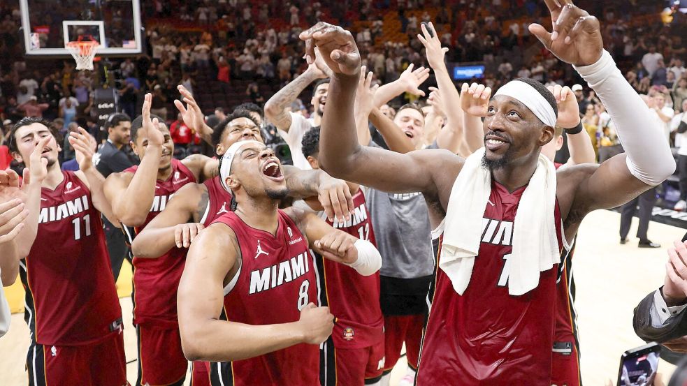 Bam Adebayo feiert mit seinen Teamkollegen: Der NBA-Basketballer erzielte im Spiel gegen die Washington Wizards 83 Punkte. Damit ist Adebayo aber nur die Nummer zwei in der NBA-Geschichte. Foto: dpa/getty images