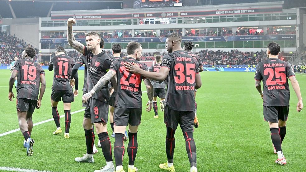 Robert Andrich (3.v.l) brachte Bayer in Führung. Foto: Anke Waelischmiller
