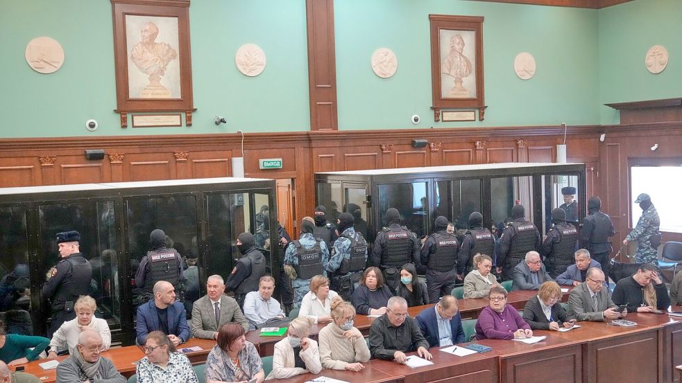 Die angeklagten Terroristen saßen während des Prozesses schwer bewacht in Glaskäfigen. Foto: Pavel Bednyakov/AP/dpa