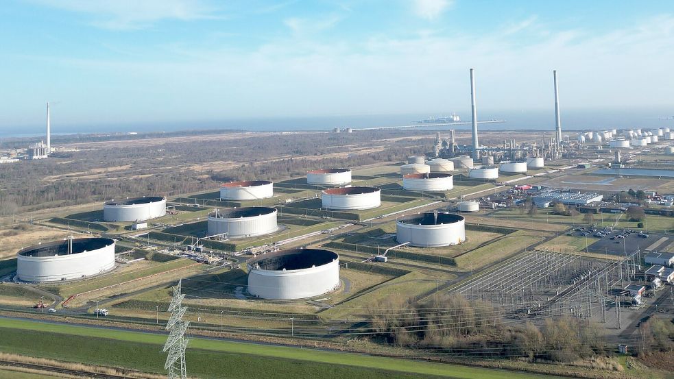 Ein Öl-Tanklager in Wilhelmshaven. Ifo-Präsident Fuest rät zu vorsichtigem Umgang mit Reserven. (Symbolbild) Foto: Lars Penning