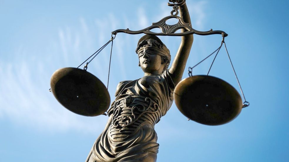 Schwer abzuwägen ist der Fall eines jetzt 54-jährigen Mannes, der sich in den Jahren 2021 und 2022 in Hagen aTW an der 14-jährigen Pflegetochter seiner damaligen Partnerin vergangen haben soll. Foto: dpa/David-Wolfgang Ebener
