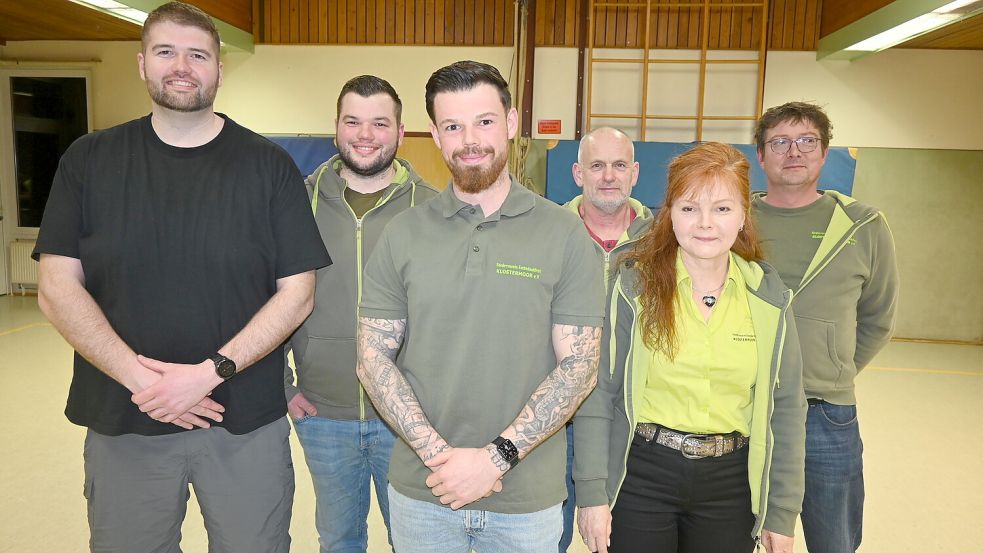 Der Förderverein Erntedankfest Klostermoor hat seinen Vorstand verjüngt und präsentiert sich nunmehr in etwas veränderter Formation. Das Foto zeigt (von links) Maik Frederichs (2. Vorsitzender), Tim Frederichs (3. Vorsitzender), Mathias Brüna (1. Vorsitzender), Jürgen Ende (Schriftführer), Christa Hoffschnieder (Beisitzerin) und Lucien La Riviere (Beisitzer). Es fehlt: Sintje Kampen-Frederichs (Kassenwartin). Foto: Holger Weers