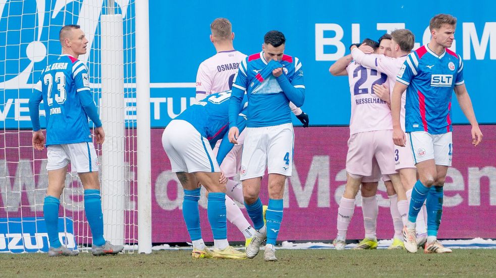 Jubel und Frust: Während Robin Meißner und Frederick Christensen mit Bernd Riesselmann (links) sein erstes Drittliga-Tor feiern, sind die Rostocker Spieler nach dem 2:2 des VfL Osnabrück kurz vor Schluss enttäuscht. Foto: Imago