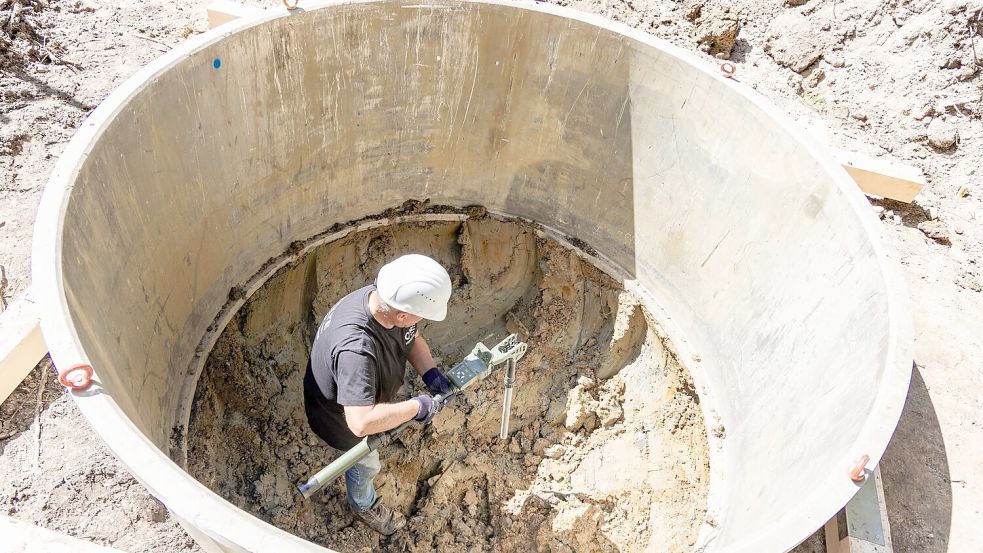 Hier wird ein Blindgänger aus dem zweiten Weltkrieg in Belm freigelegt. Foto: Sebastian Dannenberg