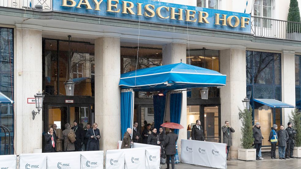 Der Eingang zu den Mächtigen und Einflussreichen: Im Luxushotel Bayerischer Hof tagt die Münchner Sicherheitskonferenz. Reinzukommen ist nicht einfach. Foto: IMAGO/Michael Bihlmayer