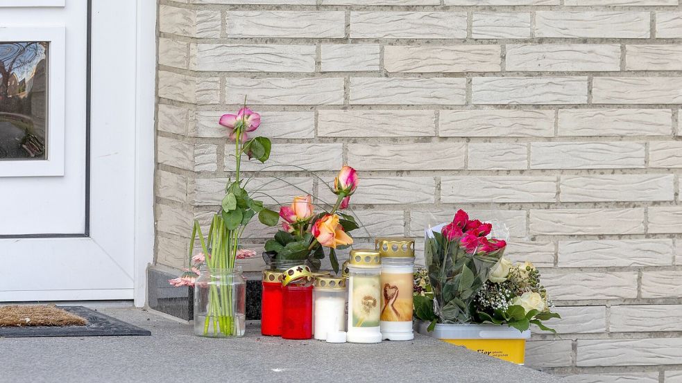 Blumen und Kerzen vor dem Wohnhaus erinnern an die dreifache Mutter, die am 12. Februar in Wallenhorst mutmaßlich von ihrem Ehemann umgebracht wurde. Foto: André Havergo