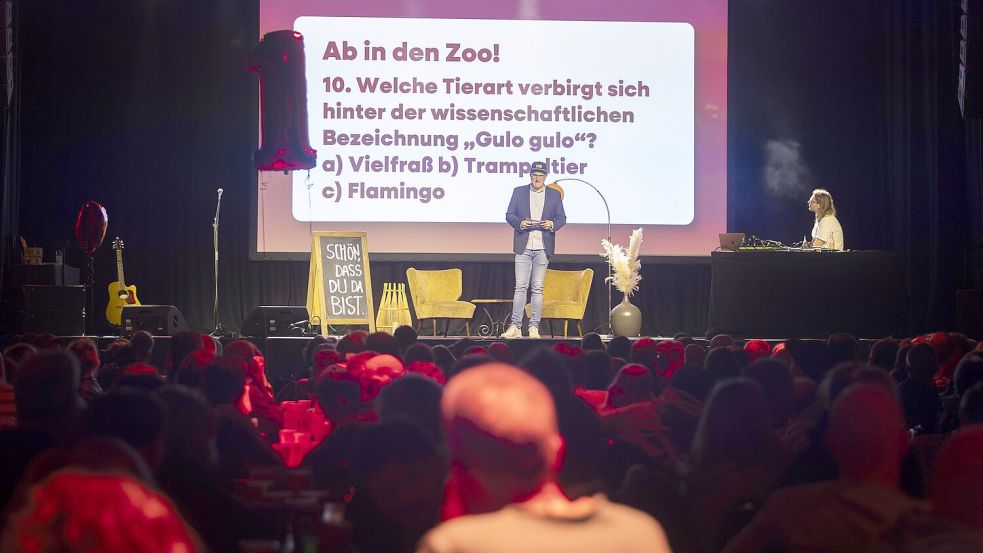 Kneipenquiz XXL: Für die Botschaft hat Tom Herter das Format auf den Titel „Weißt Du was“ getauft und mit großem Erfolg erstmals durchgeführt. Foto: Swaantje Hehmann