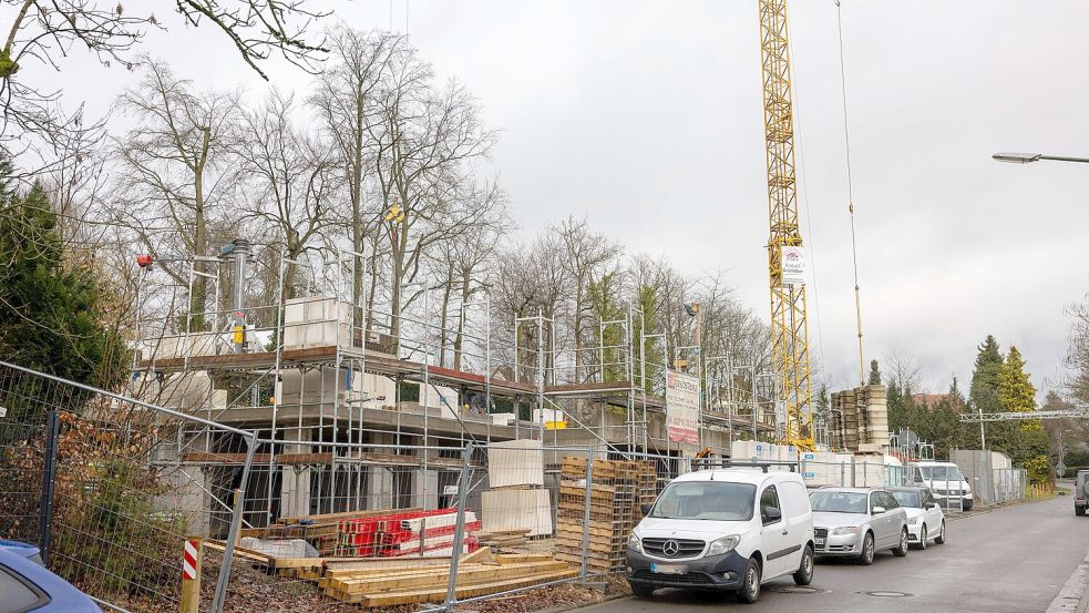 Baugenehmigung rechtens? Osnabrücks Ex-OB Wolfgang Griesert will mit juristischen Mitteln verhindern, dass neben seinem eigenen Wohnhaus an der Waldstraße in Lüstringen ein Mehrfamilienhaus entsteht. Foto: André Havergo