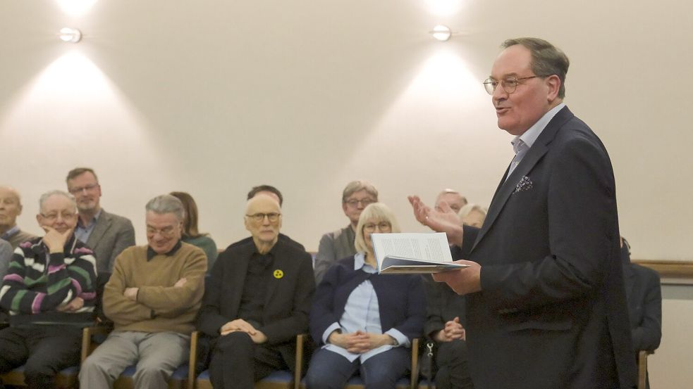 Launiger Biograf: Stefan Lüddemann stellt in der Freimaurerloge „Zum Goldenen Rade“ seine Biografie über Albert Lortzing vor. Foto: Thomas Osterfeld
