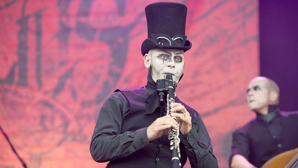 Mit schwarzem Frack und hartem Rock begeisterten Coppelius auch die Gothic-Szene beim 25. Mera-Luna Festival im Sommer 2025. Am 28. Februar 2026 ist die Steampunk-Band in der Lagerhalle Osnabrück zu sehen. Foto: IMAGO/Nordphoto