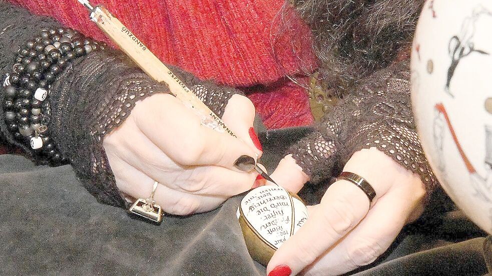 Das Ei als Kunstwerk: Beim Ostereiermarkt in Filsum, der an diesem Wochenende im Gemeindezentrum stattfindet, gibt es filigrane Arbeiten zu sehen wie hier auf diesem Bild vom vergangenen Jahr. Foto: Melchert Stromann