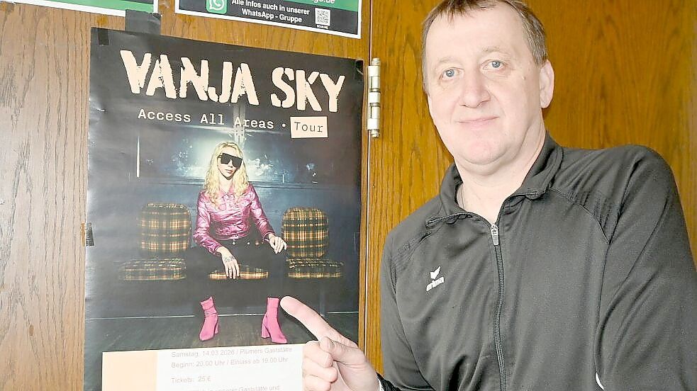Gastwirt Andreas Plümer von Plümers Gaststätte in Rhauderfehn freut sich auf Vanja Sky. Die gebürtige Kroatin tritt mit ihrer Band an diesem Sonnabend, 14. März, mit Bluesrock live in seinem Lokal auf. Foto: Holger Weers