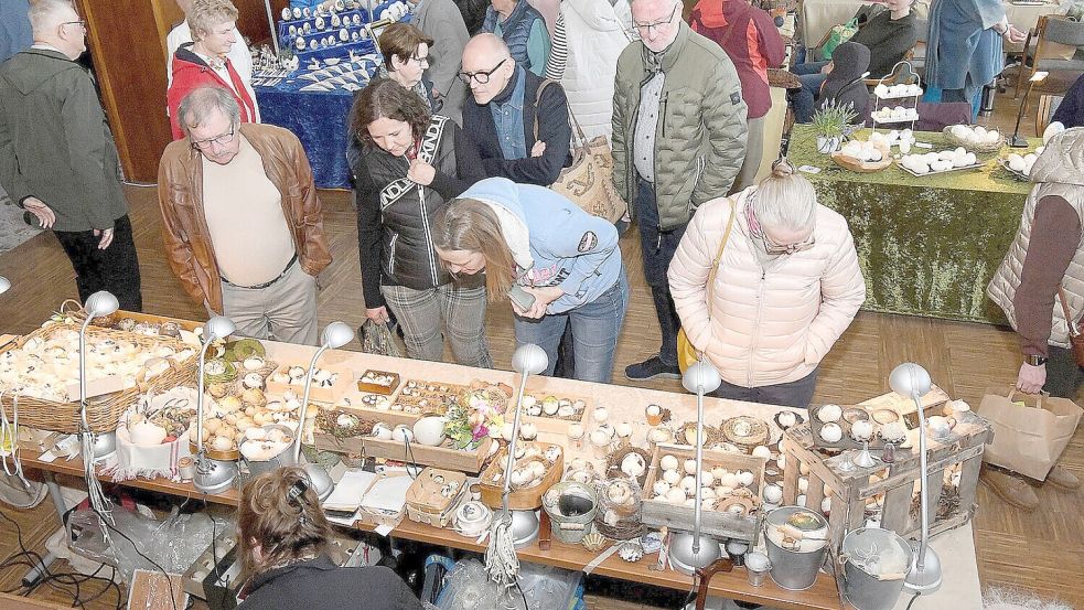 Beim Ostereiermarkt in Filsum können Besucherinnen und Besucher an diesem Wochenende wieder künstlerisch gestaltete Eier bewundern und kaufen. Hier eine Impression aus dem vergangenen Jahr. Archivfoto: Melchert Stromann