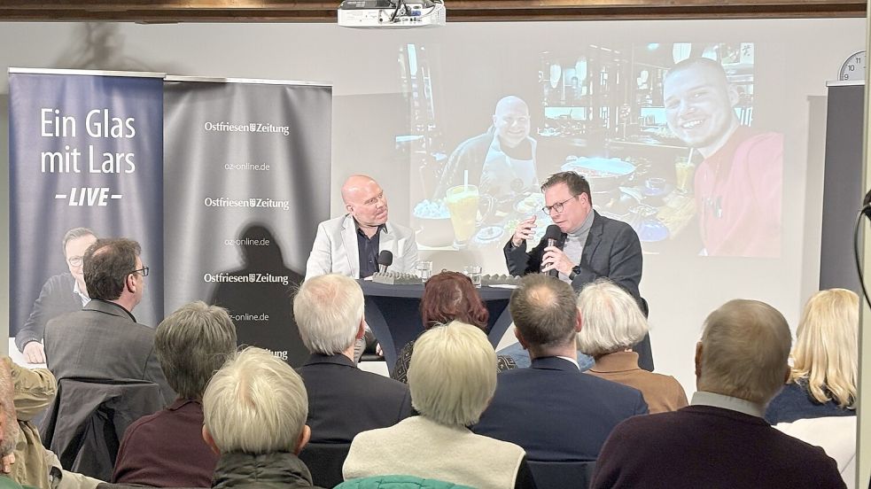 „Ein Glas mit Lars“ im Business Campus in Leer: Chefredakteur Lars Reckermann (rechts) im Gespräch mit dem Huawei-Manager Carsten Senz. Auf dem Foto im Hintergrund ist Senz bei einer seiner Lieblingsbeschäftigungen zu sehen: chinesisch essen.Foto: Jasmin Keller