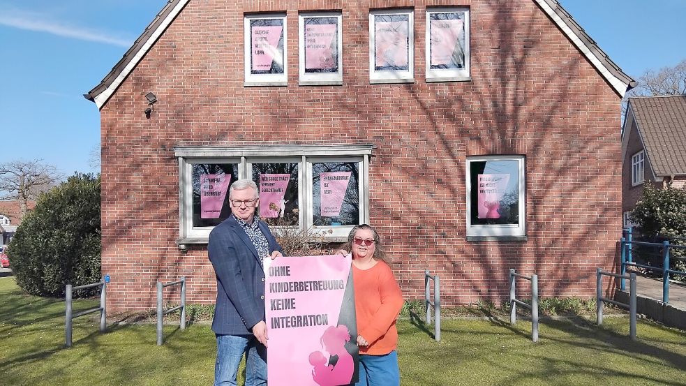 Helmut Hartema und Christine Ribani gaben Mareike Stermann den Auftrag zur Plakataktion und sind zufrieden über das Ergebnis. Foto: Clarissa Scherzer