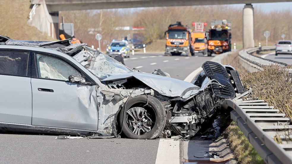 Das Auto des Verkehrsministers überschlug sich bei dem Unfall. Foto: Bernd Wüstneck