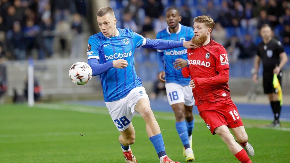 Kampf um eine gute Ausgangslage fürs Rückspiel: Genks Heymans hat im Duell mit Beste vom SC Freiburg die Nase vorn. Foto: Geert Vanden Wijngaert/AP/dpa
