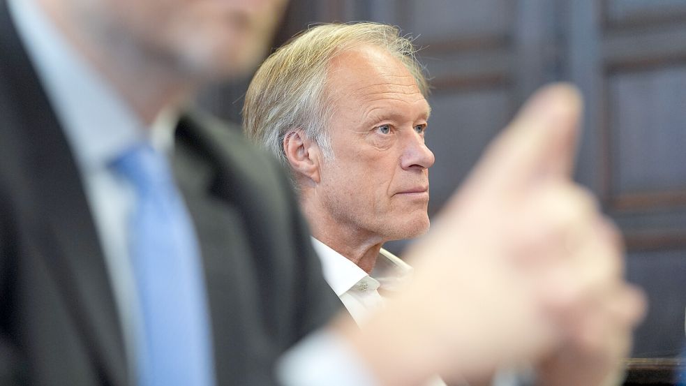 Gerhard Delling, der Lebensgefährte von Christina Block, muss sich ebenfalls vor Gericht verantworten. Eine Kripo-Beamtin berichtet im Gerichtssaal von ihrem Zusammentreffen mit ihm, kurz nach der Kindesentführung. Foto: dpa/Marcus Brandt