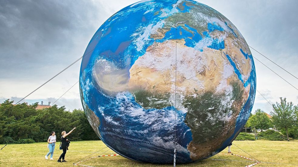 Veränderungen an der Erdoberfläche und in der Atmosphäre beeinflussen die Erdrotation. (Archivbild) Foto: Uhlíø Patrik/CTK/dpa