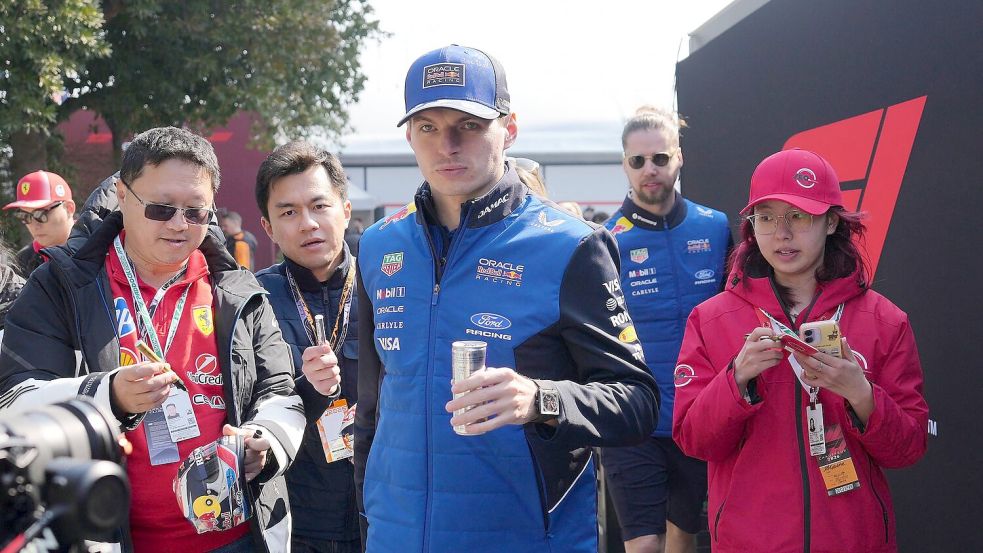 Der viermalige Max Verstappen kommt im Red Bull noch nicht in Fahrt. Foto: Andy Wong/AP/dpa