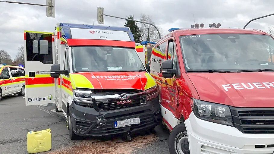 Ein Einsatzfahrzeug der Feuerwehr ist in Papenburg mit einem Rettungswagen zusammengestoßen – bei dem Unfall wurden fünf Personen teils schwer verletzt. Foto: Michael Kierstein