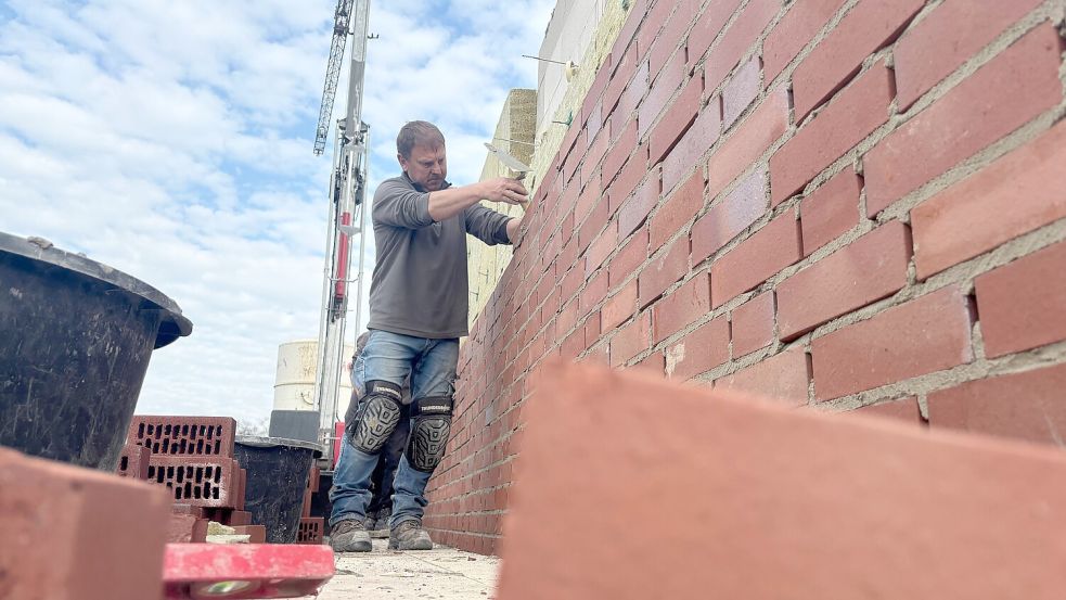 Bei der Grundschule Detern wird gerade die Außenmauer des neuen Gebäudes hochgezogen. Foto: Lars Löschen